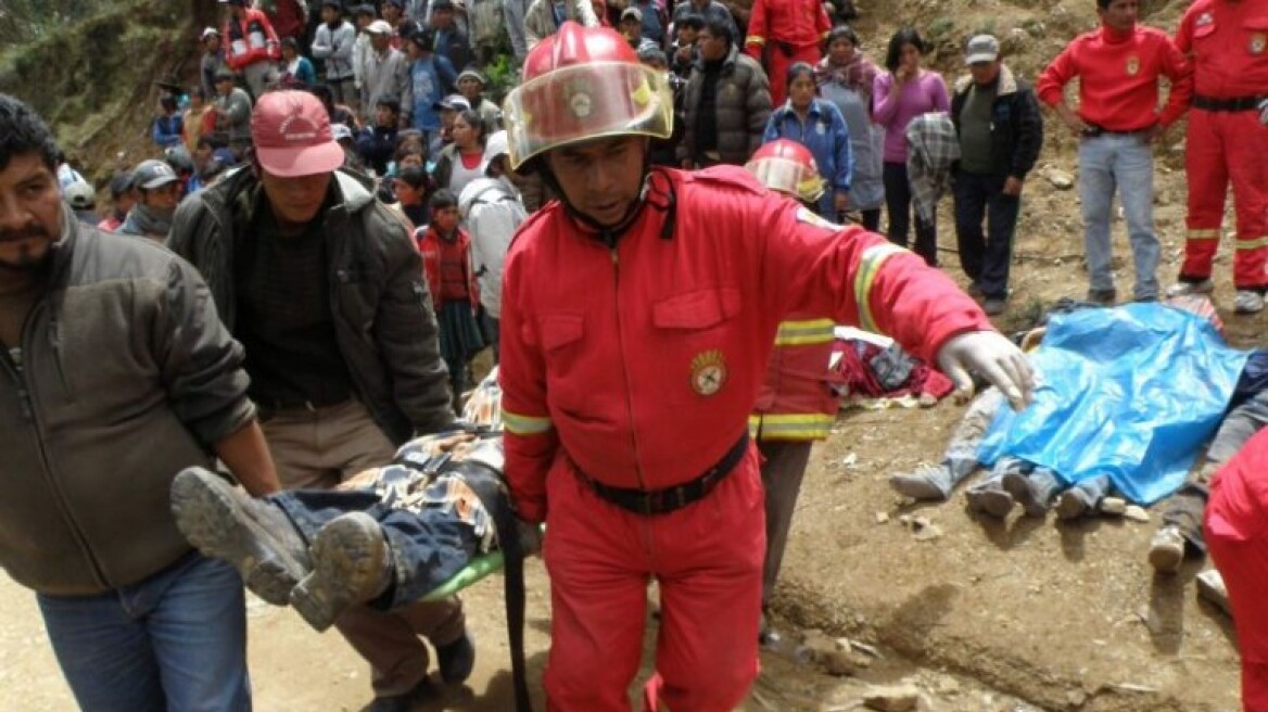 Περού: Δεκαεπτά νεκροί από πτώση φορτηγού σε χαράδρα